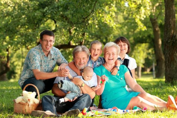 Счастливая семья на природе