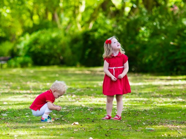 Дети гуляют в парке летом