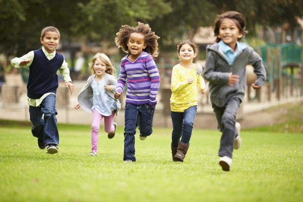 Дети бегают в парке