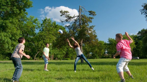 Дети играют в парке