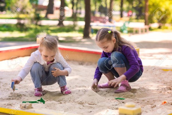Дети играющие в песочнице