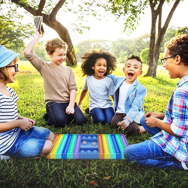 Играющие дети в парке