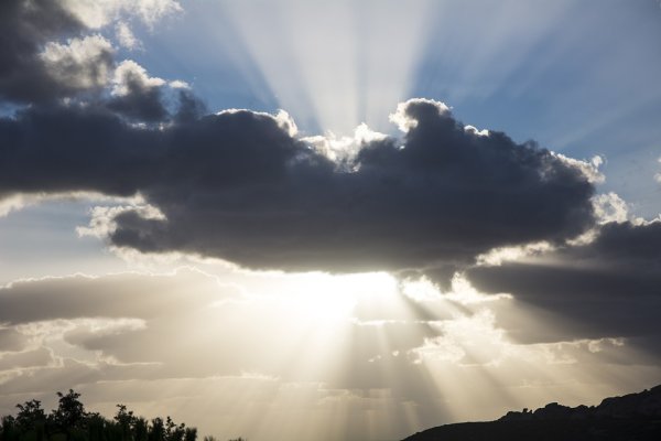 Маленькая облачность и солнце