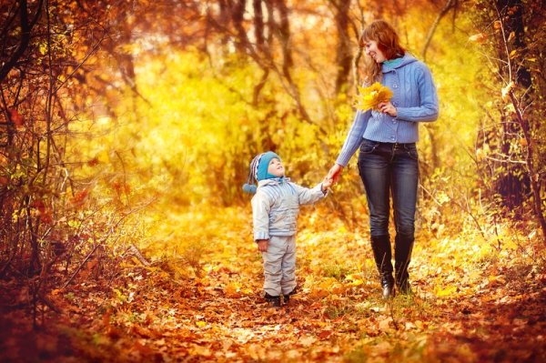 Мама с ребенком осень