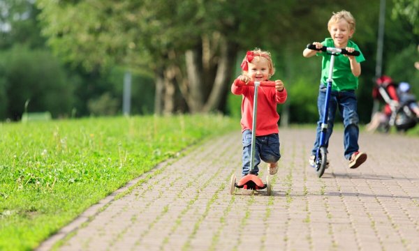 Дети летом в городе