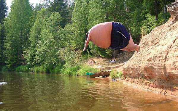 Прыгнул в воду и обкакался