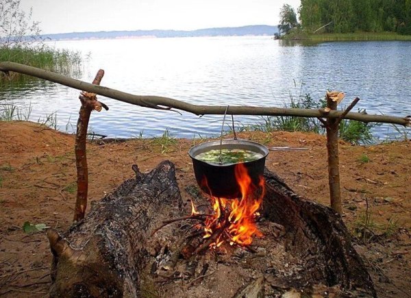 Костер на берегу реки