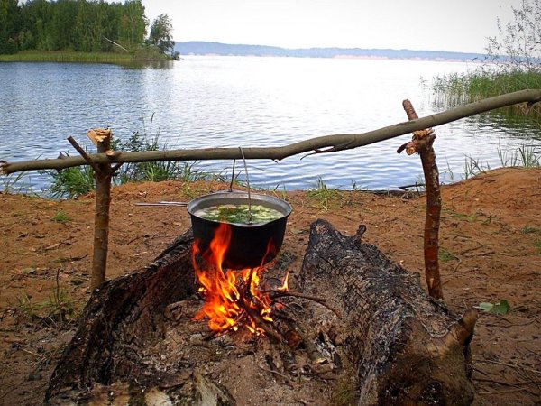 Костер на берегу реки