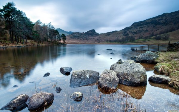 Камни на берегу реки