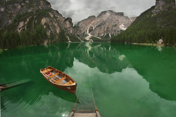Озеро Брайес. Доломитовые Альпы, Италия.