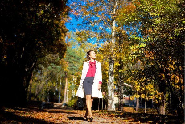 Девушка гуляет в парке