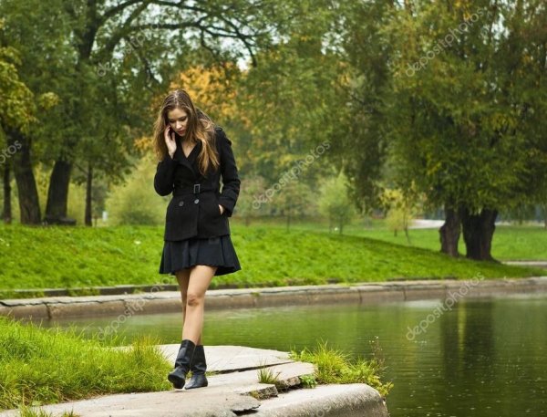 Девушка гуляет в парке