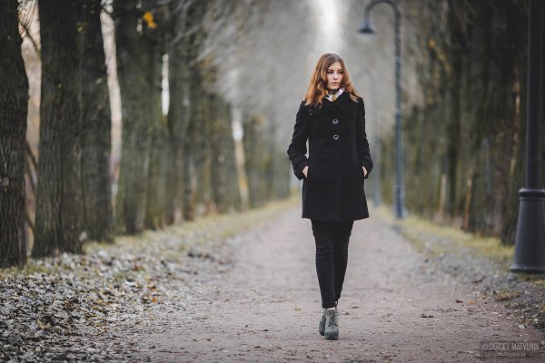 Женщина гуляет в парке