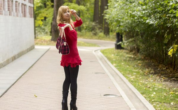 Женщина на прогулке в парке