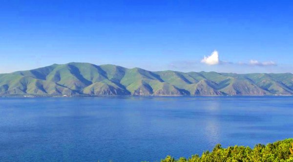 Высокогорное озеро Севан