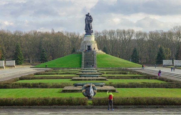 Мемориал в Трептов-парке в Берлине