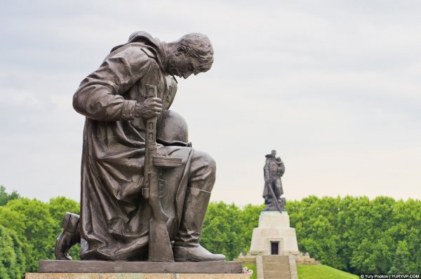 Мемориал в тректовпарке в Берлине
