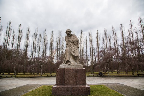 Мемориал в тректовпарке в Берлине