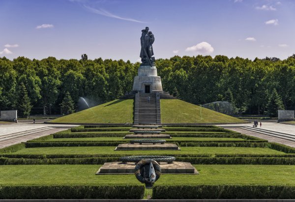 Мемориальный комплекс в Трептов-парке в Берлине