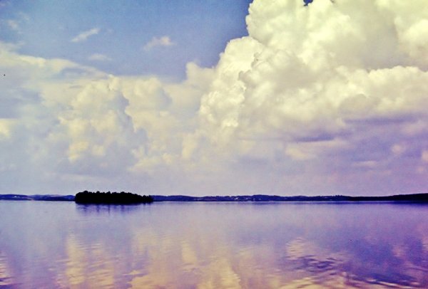Облака над озером в картинах