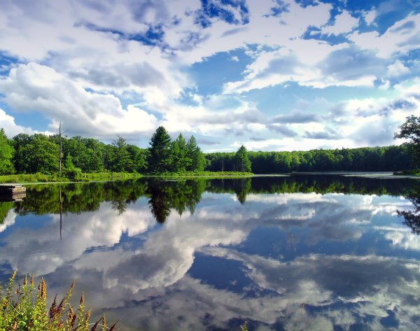 Небо отражается в озере