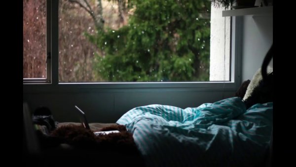 Кровать и дождь за окном