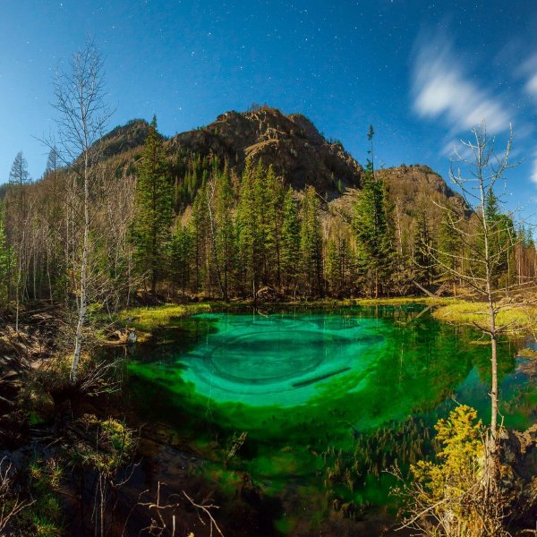 Малахитовое озеро горный Алтай