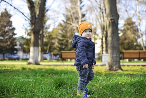 Дети на прогулке весной