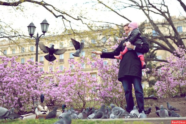 Люди в весеннем парке