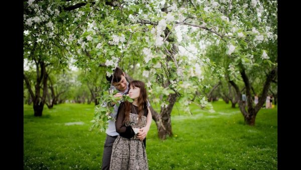 Пара в яблоневом саду
