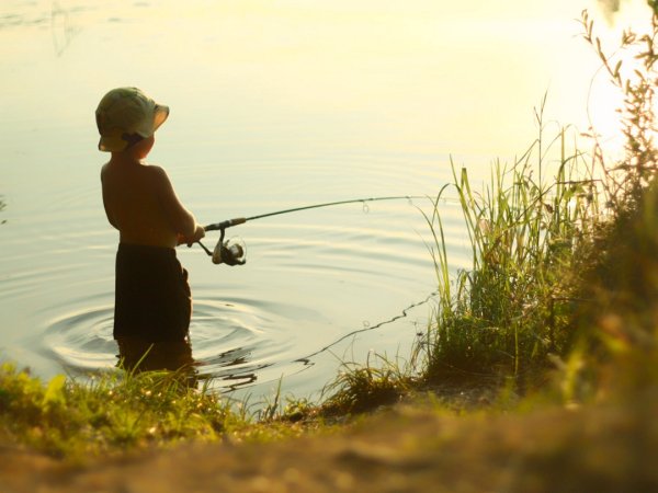 Мальчик с удочкой на берегу