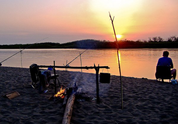 Рыбак на озере