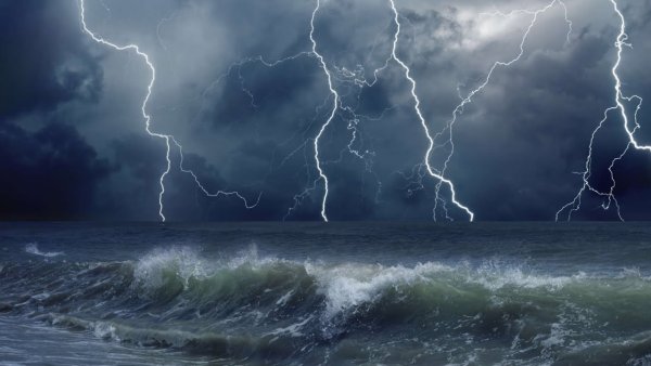 Море шторм гроза