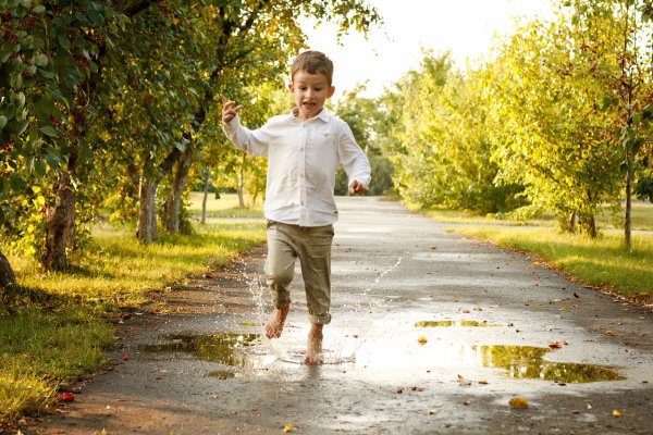 Мальчик бежит