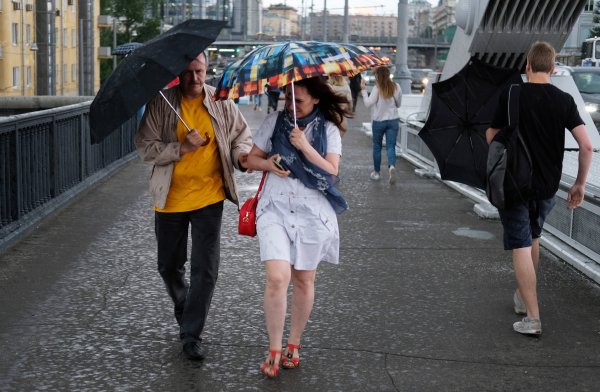 Прохожие на улице летом