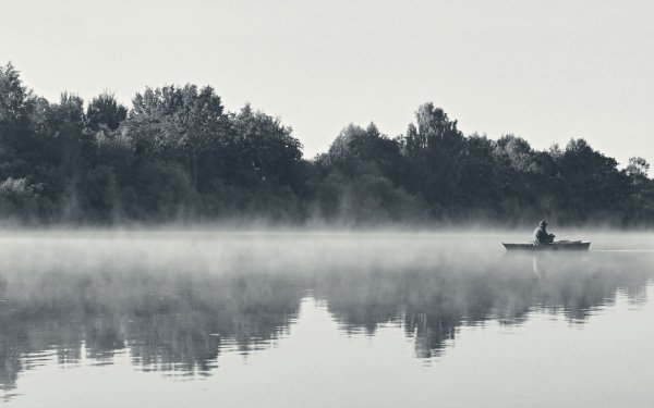 У озера