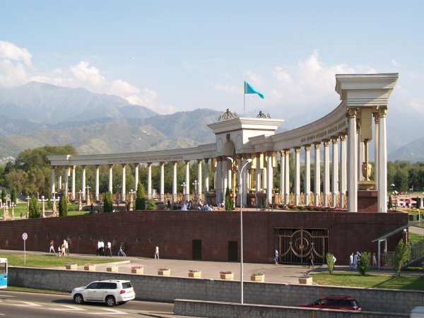 Алматы президентский парк гора рядом какая