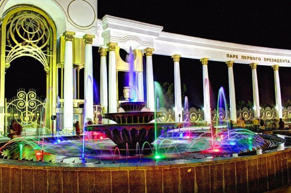 Парк первого президента в Алматы ночной