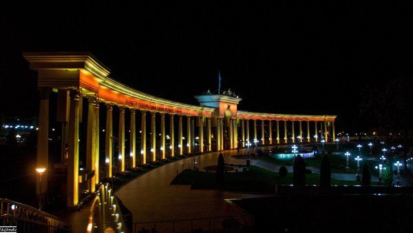 Парк первого президента в Алматы ночной