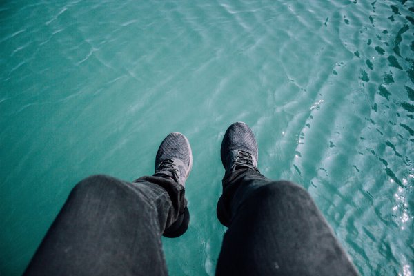 Мужские ноги в воде