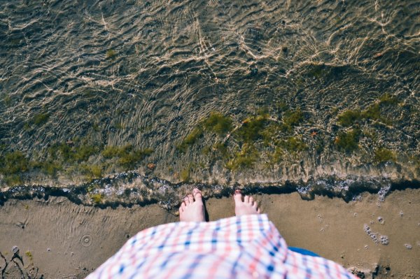 Нога в водорослях