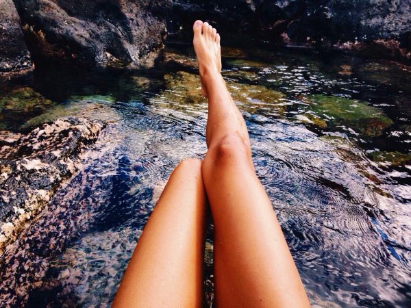 Женские ноги в воде