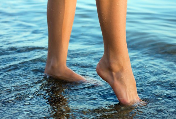 Женская стопа в воде
