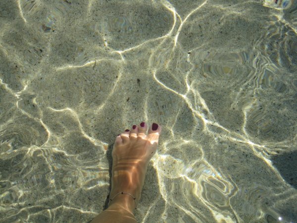 Ноги в прозрачной воде