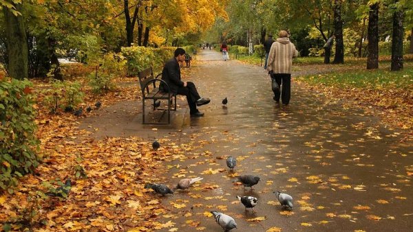 Осенний город с людьми