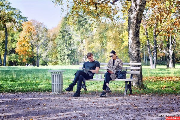 Люди в парке осень