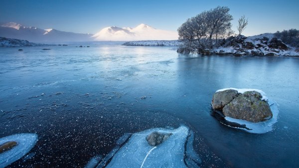 Замерзшее озеро