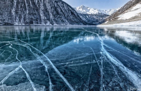 Озеро Байкал лед