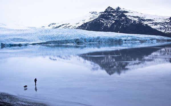 Замерзшее озеро в горах