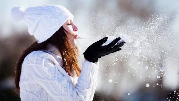 Девушка в снегу